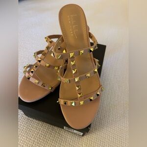 NWOT Nicole Miller Huntley Nude Sz. 10 sandals with heel.